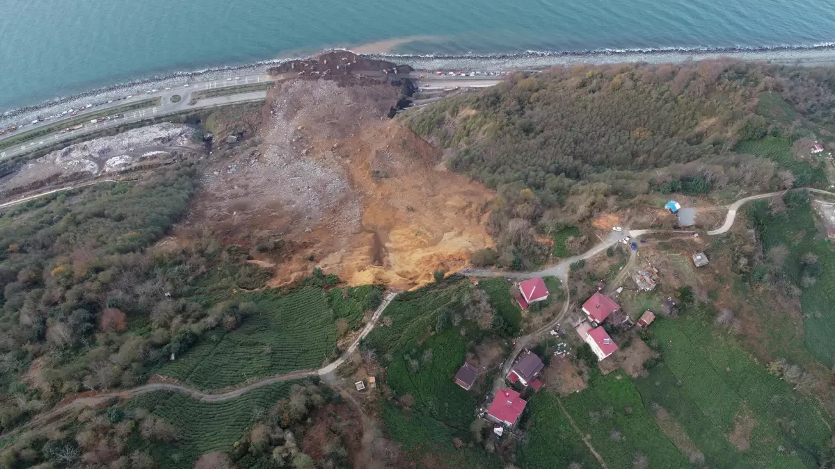 Heyelanın vurduğu Karadeniz Sahil Yolu’na 100 bin ton toprak akmış